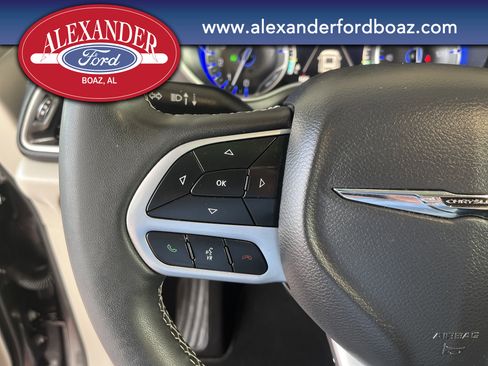 Used 2023 Chrysler Pacifica Touring-L image 24