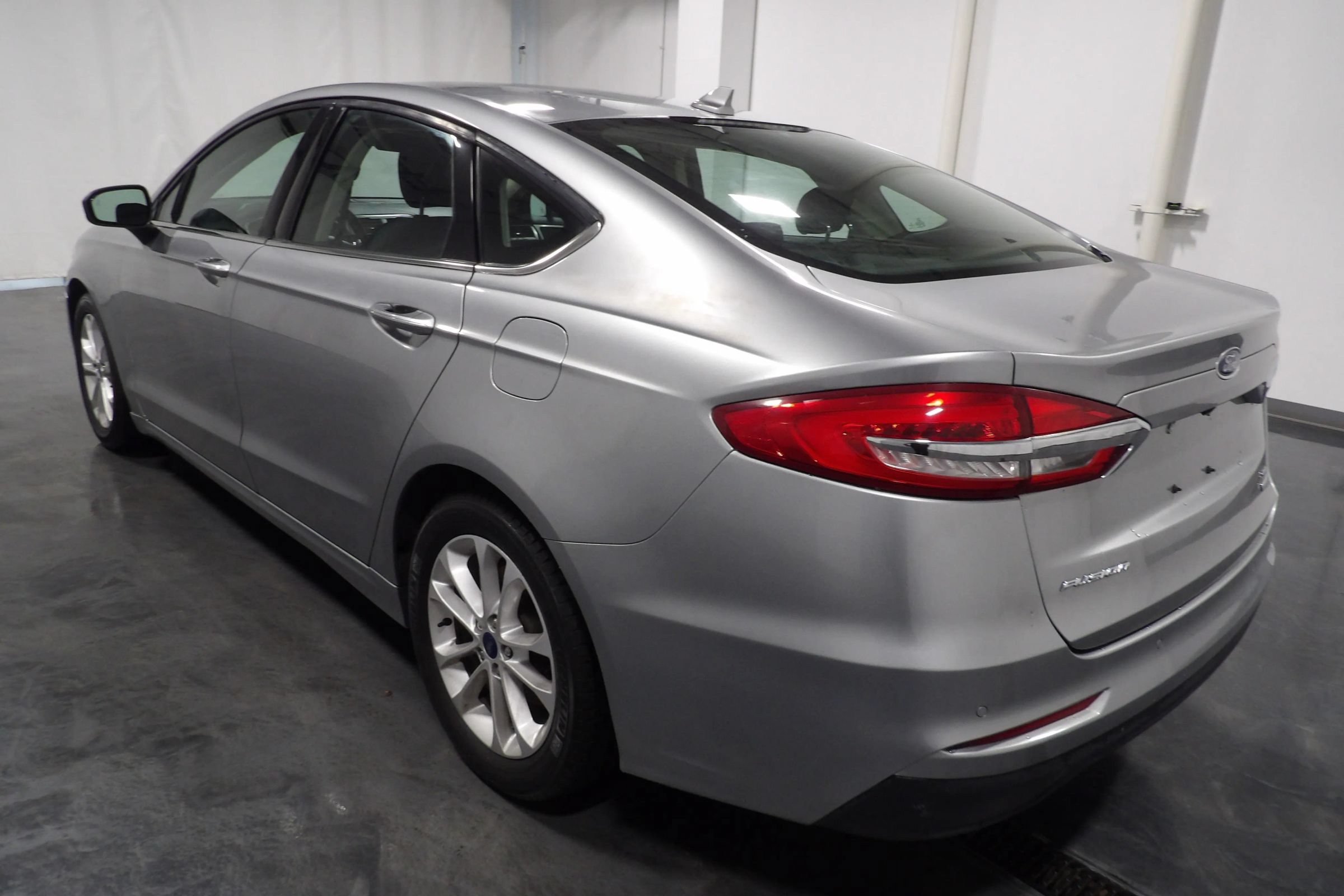 Used 2020 Ford Fusion SE FWD image 6