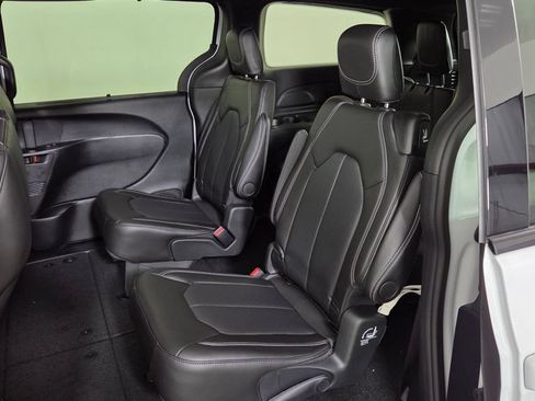 New 2025 Chrysler Pacifica Select w/ Fav Edition Package FWD image 30