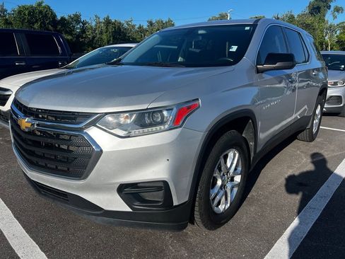 Used 2021 Chevrolet Traverse LS FWD image 2
