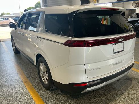 Used 2023 Kia Carnival LX FWD image 4
