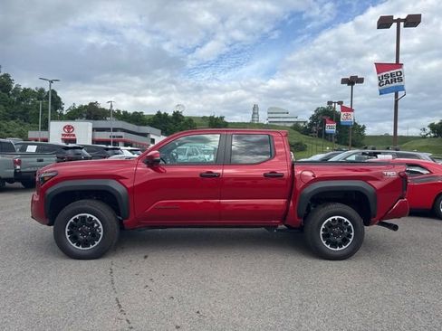 Used 2025 Toyota Tacoma TRD Off-Road w/ TRD Off Road Upgrade Package AWD/4WD image 3