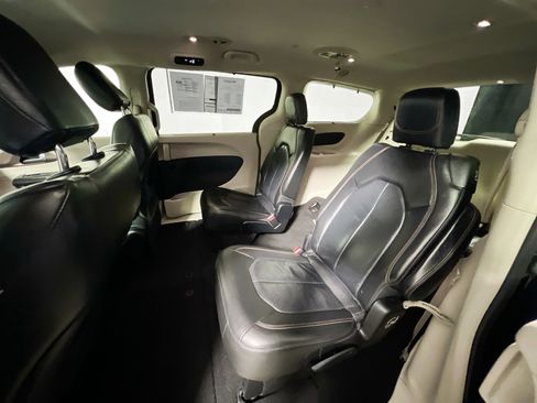 Used 2018 Chrysler Pacifica Touring-L image 29
