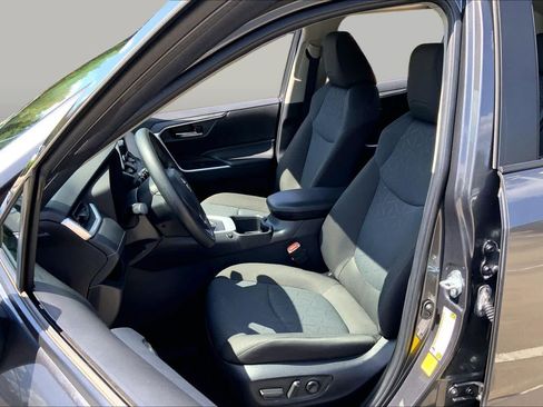 Used 2024 Toyota RAV4 XLE w/ Convenience Package FWD image 8