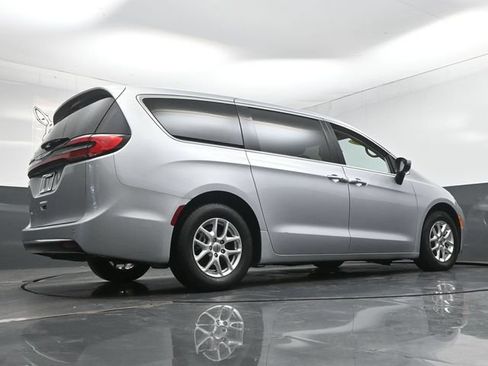 Used 2023 Chrysler Pacifica Touring-L FWD image 34