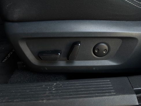 Used 2025 Nissan Rogue SV FWD image 11
