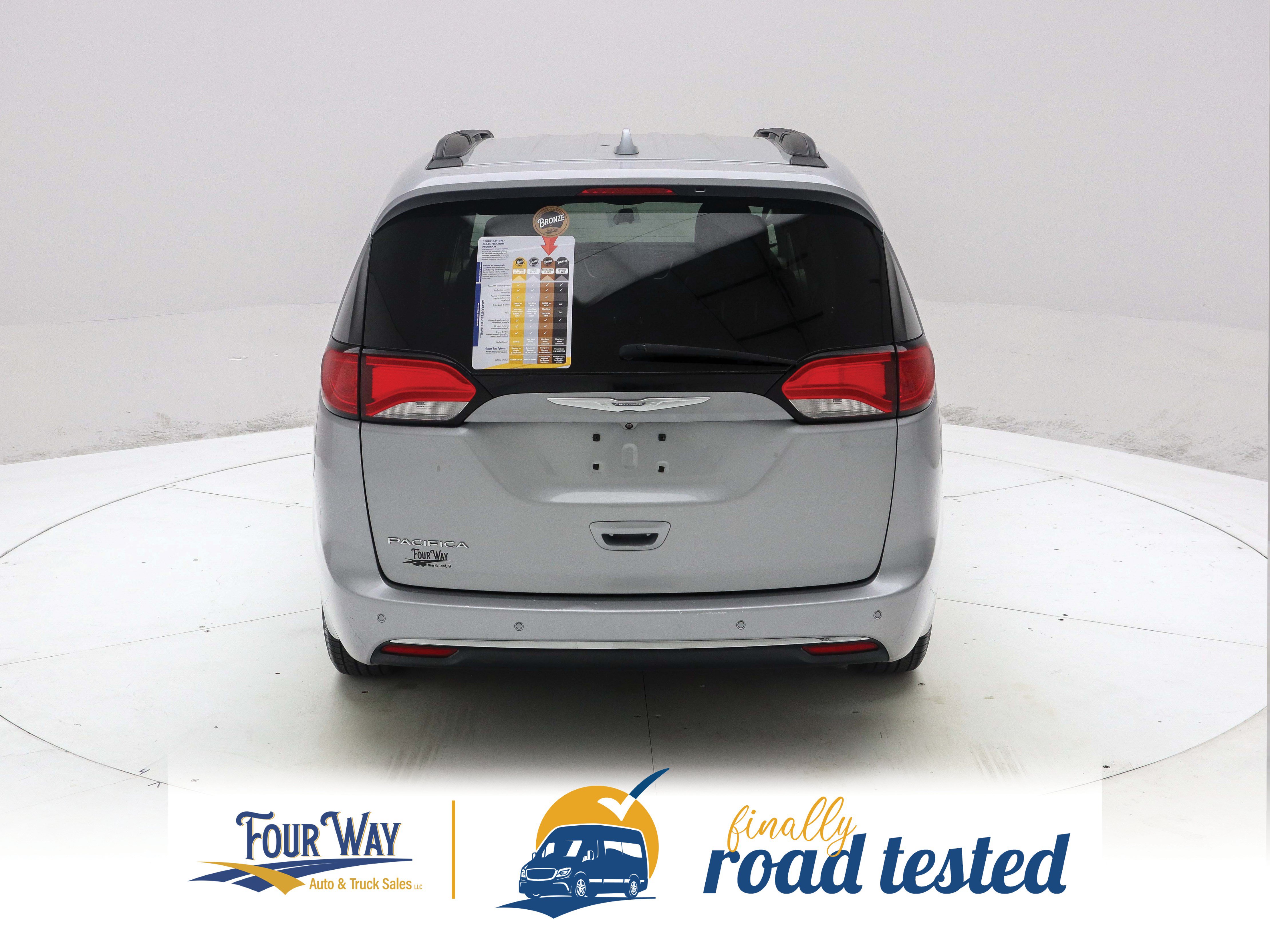 Used 2017 Chrysler Pacifica Touring-L FWD image 5