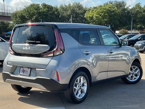 Used 2025 Kia Soul LX w/ LX Technology Package FWD image 5