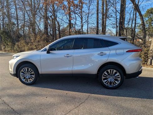 Used 2024 Toyota Venza XLE image 2