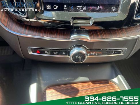 Used 2023 Volvo XC60 B5 Plus image 23