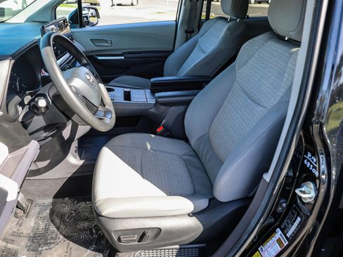 Certified 2024 Toyota Sienna LE image 9