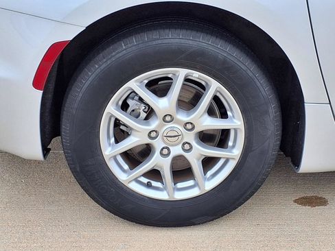 Used 2024 Chrysler Pacifica Touring-L FWD image 25