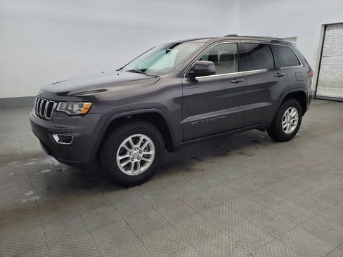 Used 2020 Jeep Grand Cherokee Laredo image 2