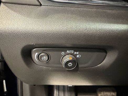 Used 2023 Chevrolet Traverse LT image 24