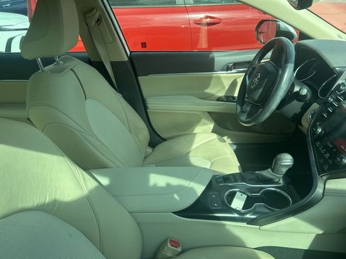 Used 2020 Toyota Camry XLE image 3