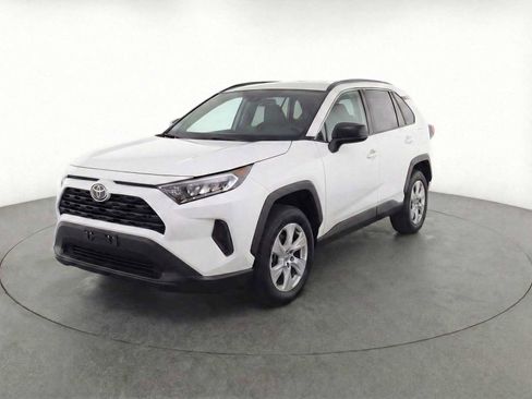 Used 2021 Toyota RAV4 LE image 1