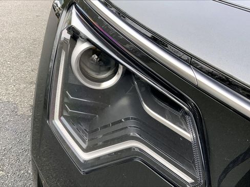 Used 2023 Kia Niro SX image 30