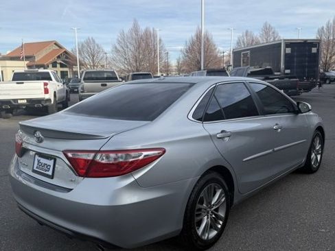 Used 2016 Toyota Camry SE image 2