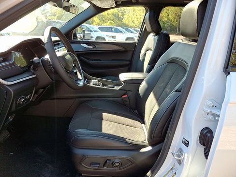 New 2025 Jeep Grand Cherokee Altitude image 9