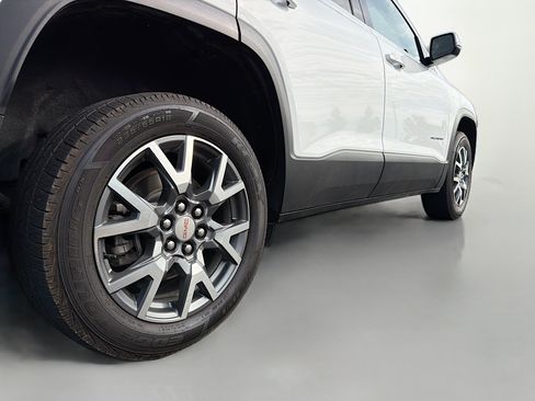 Used 2023 GMC Acadia SLT AWD/4WD image 15