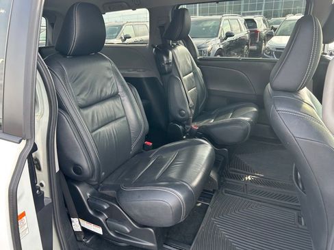 Used 2017 Toyota Sienna SE Premium w/ Protection Package image 26