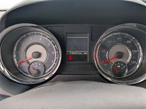 Used 2014 Chrysler Town & Country Touring image 14