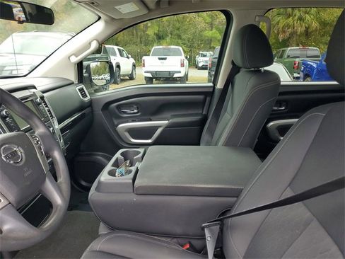 Used 2019 Nissan Titan SV image 11