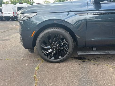 New 2026 Lincoln Navigator Reserve w/ Jet Appearance Package AWD/4WD image 12