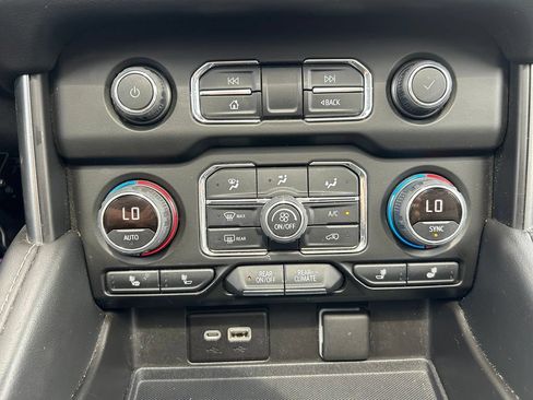 Used 2022 Chevrolet Suburban LT AWD/4WD image 22
