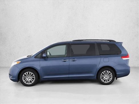 Used 2014 Toyota Sienna XLE w/ Preferred Accessory Package FWD image 4