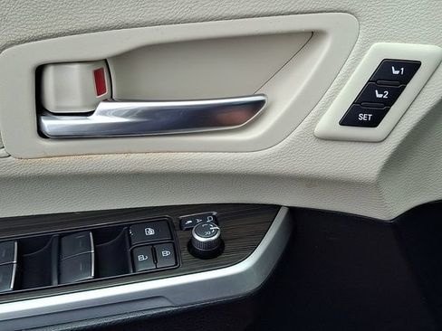 Used 2023 Toyota Sienna Platinum FWD image 24