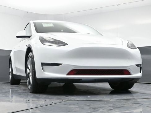 Used 2022 Tesla Model Y Long Range image 54