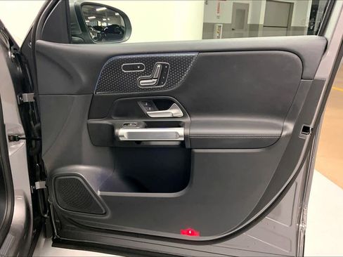 Used 2025 Mercedes-Benz GLB 250 image 9