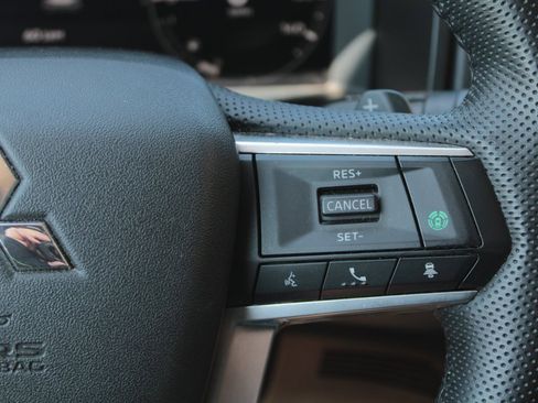 Used 2023 Mitsubishi Outlander SE image 17