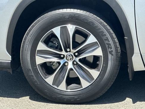 Used 2022 Toyota Highlander XLE AWD/4WD image 27