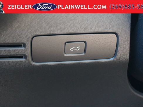 Used 2024 Volvo XC40 B5 Core AWD/4WD image 33