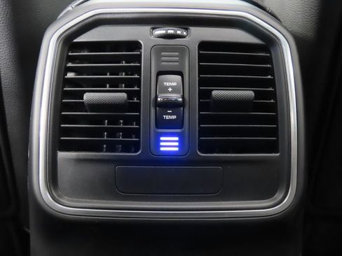 Certified 2025 Porsche Macan AWD/4WD image 32