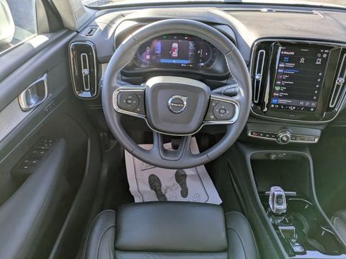 Used 2023 Volvo XC40 B5 Plus image 13