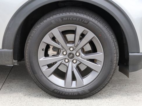 Used 2023 Ford Explorer XLT w/ Equipment Group 202A AWD/4WD image 11
