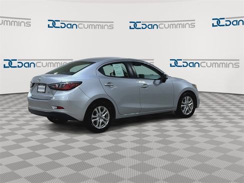 Used 2017 Toyota Yaris iA image 8