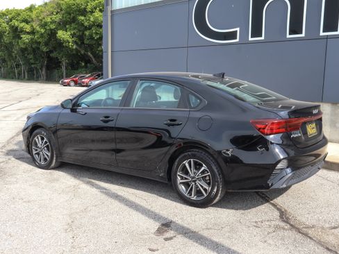 Used 2024 Kia Forte LXS FWD image 6