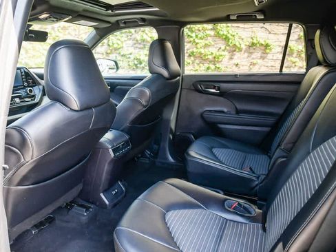 Used 2021 Toyota Highlander XSE AWD/4WD image 18