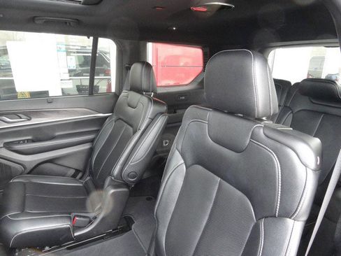 Used 2024 Jeep Grand Cherokee L Limited w/ Luxury Tech Group II AWD/4WD image 16