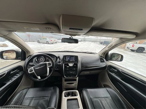 Used 2015 Chrysler Town & Country Touring image 25