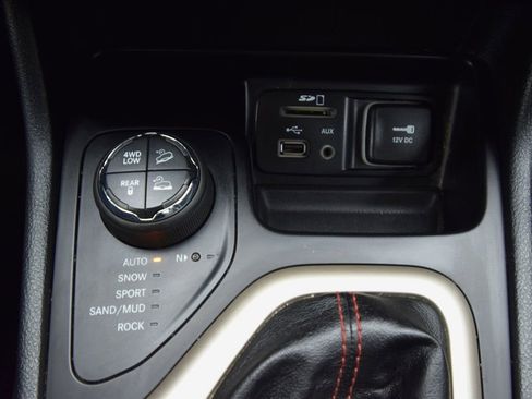 Used 2016 Jeep Cherokee Trailhawk image 34