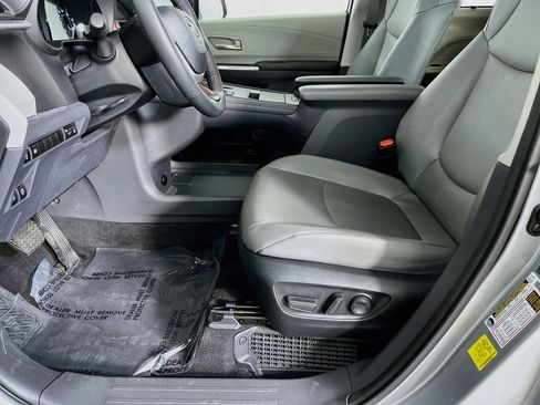 Used 2023 Toyota Sienna XLE AWD/4WD image 27