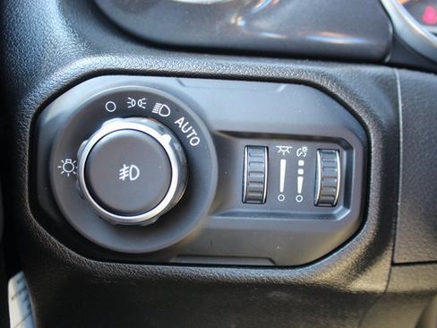 Used 2022 Jeep Wrangler Unlimited Sahara image 13