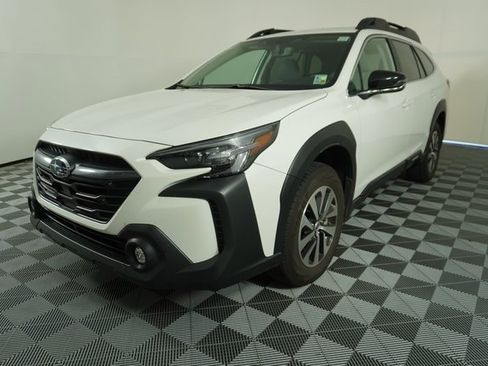 Used 2025 Subaru Outback Premium image 3