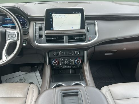 Used 2022 Chevrolet Suburban LT w/ Luxury Package RWD image 12