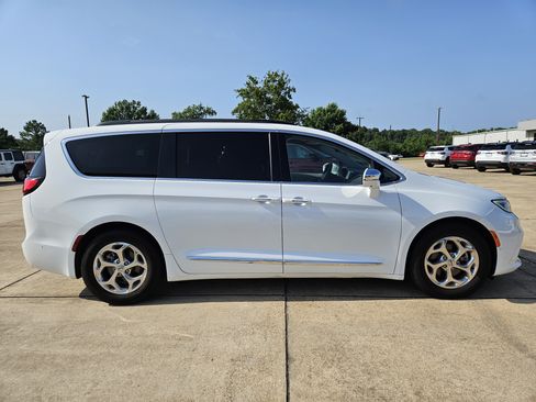 Used 2022 Chrysler Pacifica Limited FWD image 7